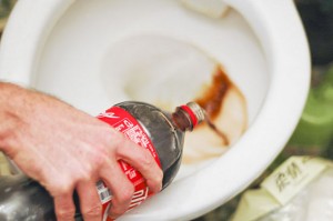 Coke cleaning toliet